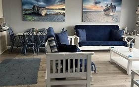 Modern Apartment Walking Distance To Main Beach Restaurants And Other Amenities